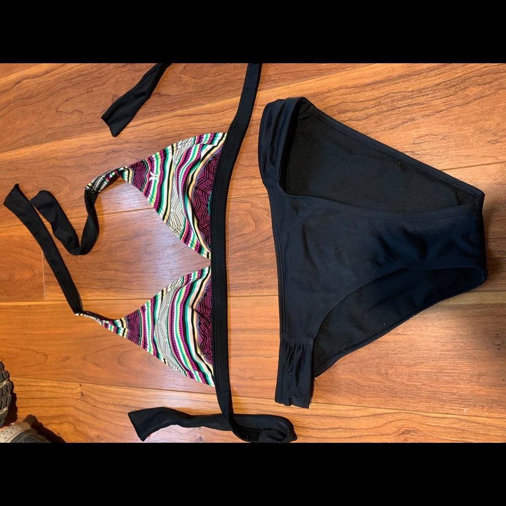 Hurley patterned bikini top and black bottoms